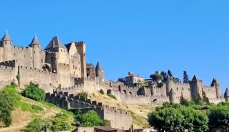 Carcasona ciudad medieval en el sur de Francia con murallas y torres históricas.