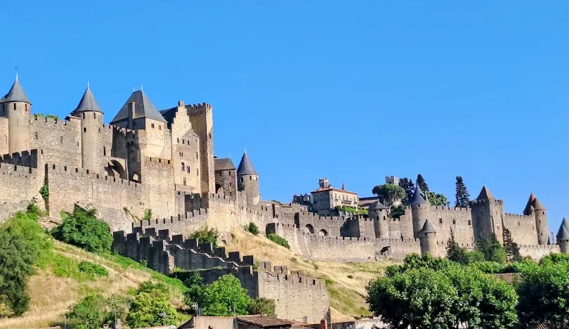 Carcasona ciudad medieval en el sur de Francia con murallas y torres históricas.