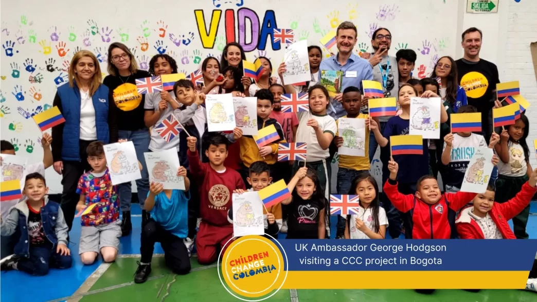 El embajador británico George Hodgson junto a niños y docentes en un proyecto de Children Change Colombia en Bogotá.