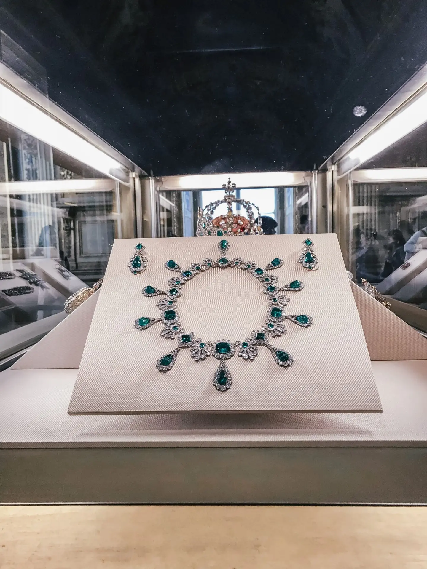 Collar y pendientes de esmeraldas colombianas exhibidos en vitrina del Louvre.
