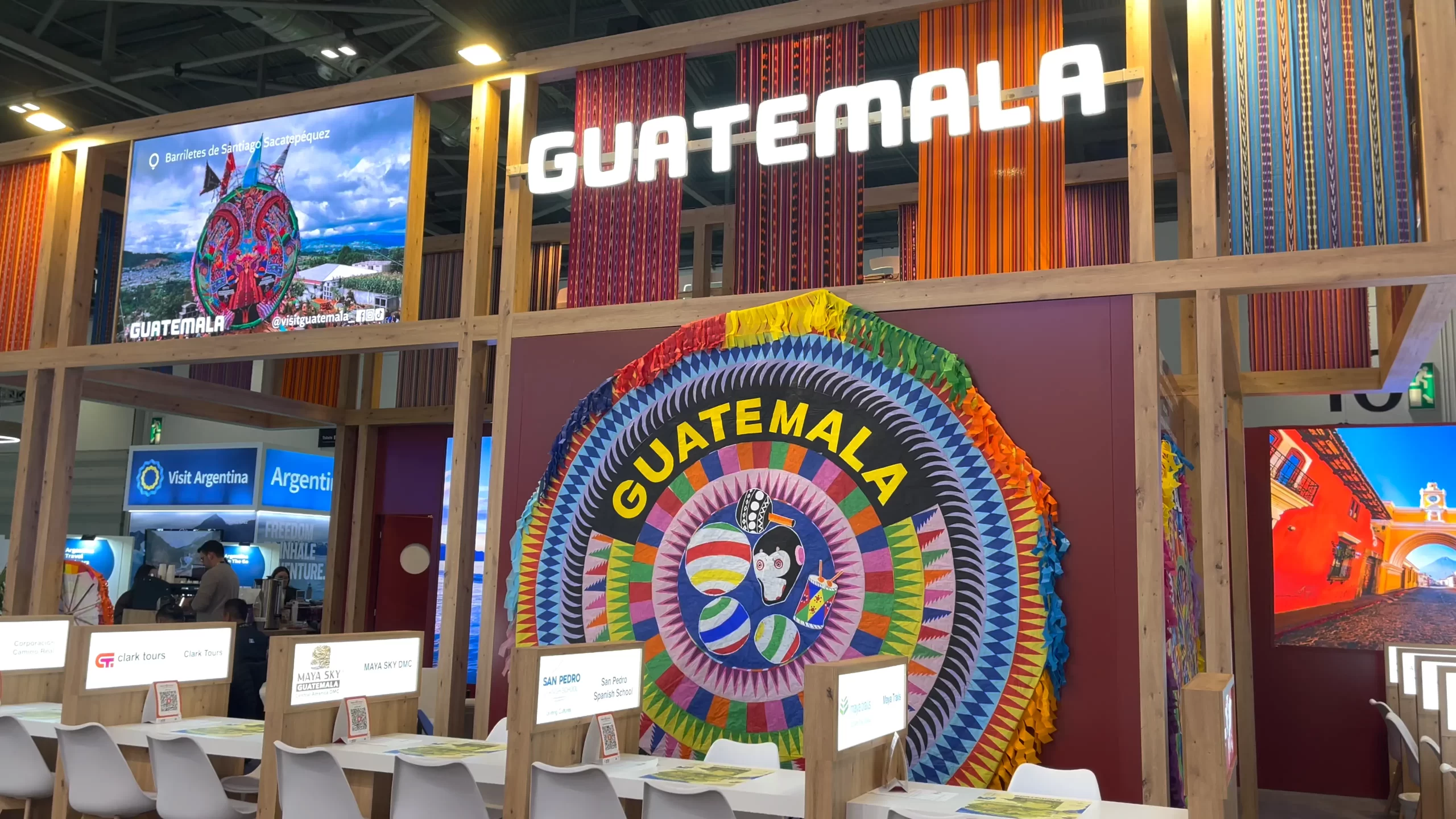 Turismo cultural Latinoamérica en el stand de Guatemala con cometas tradicionales