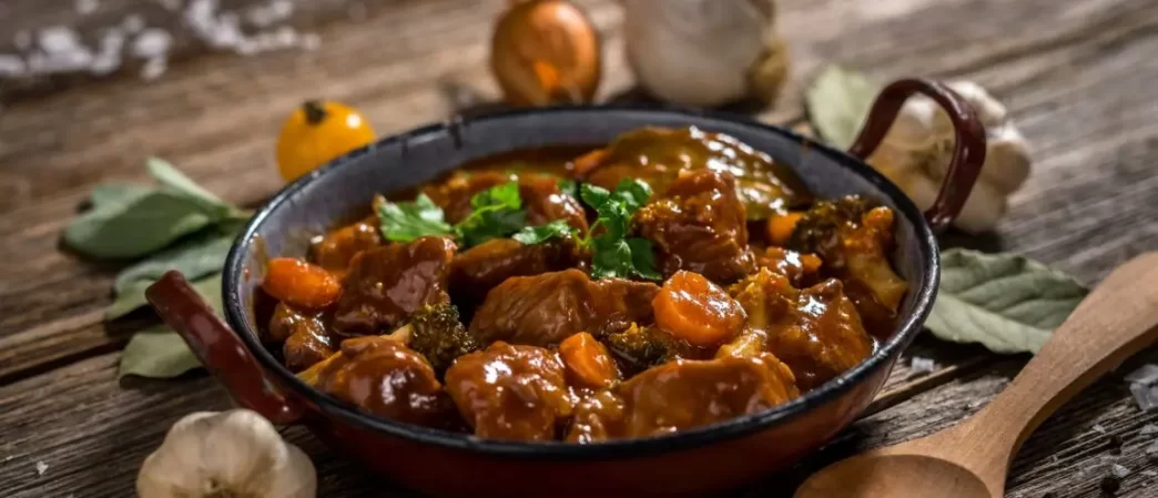 Boeuf Bourguignon cocina francesa servido en cazuela de hierro.