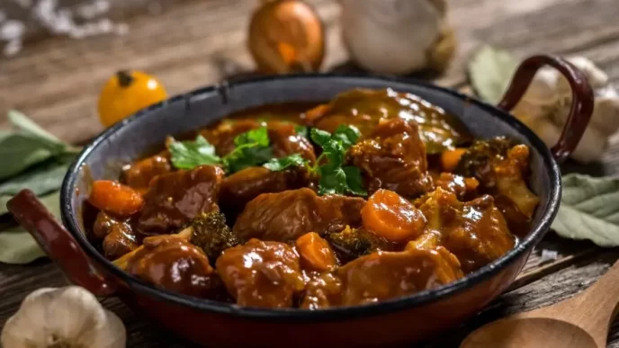 Boeuf Bourguignon cocina francesa servido en cazuela de hierro.