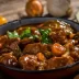 Boeuf Bourguignon cocina francesa servido en cazuela de hierro.