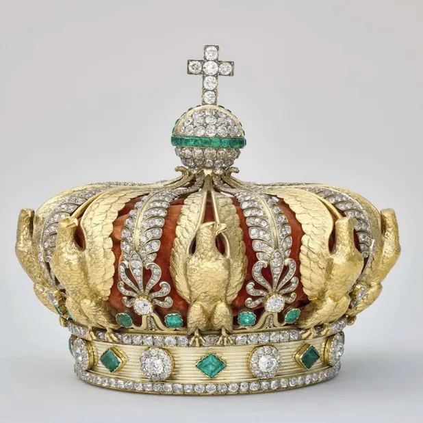 Corona dorada con diamantes y esmeraldas perteneciente a la realeza francesa.