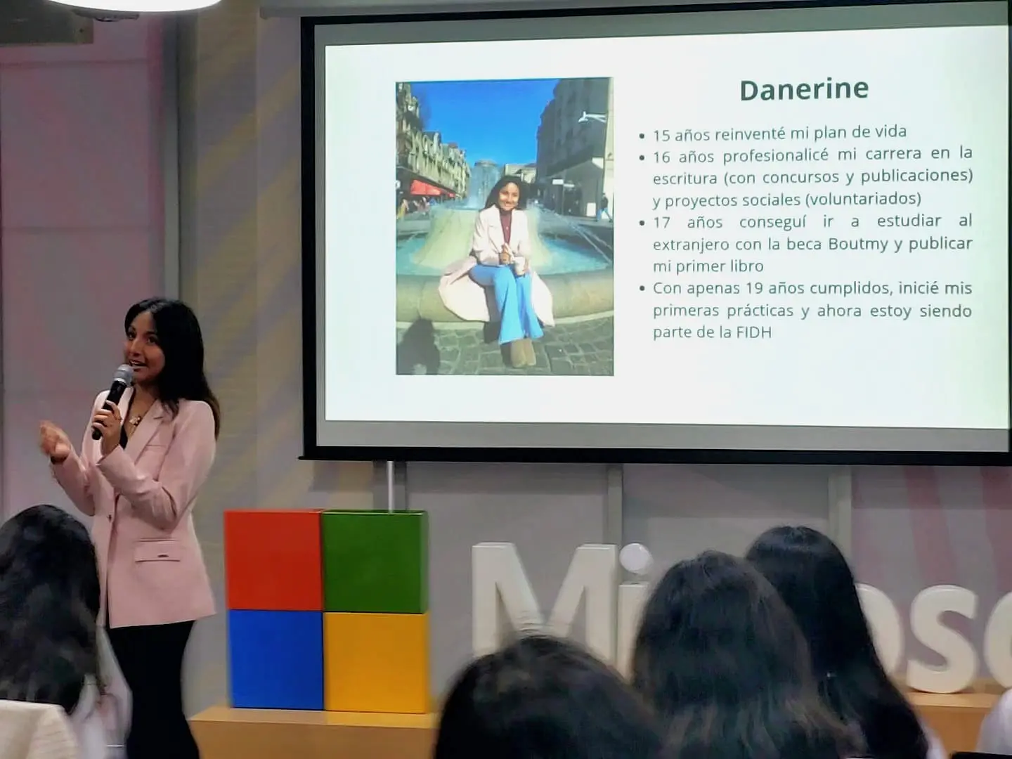 Danerine Mendieta ofreciendo una conferencia sobre educación y empatía.