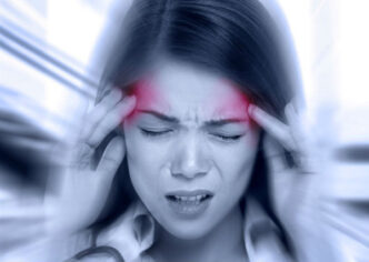 Mujer con dolor intenso típico de migraña crónica.