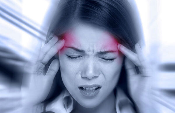 Mujer con dolor intenso típico de migraña crónica.