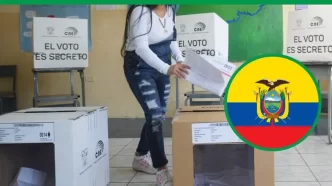 Ciudadana deposita su voto durante las preguntas del referéndum en Ecuador 2025.