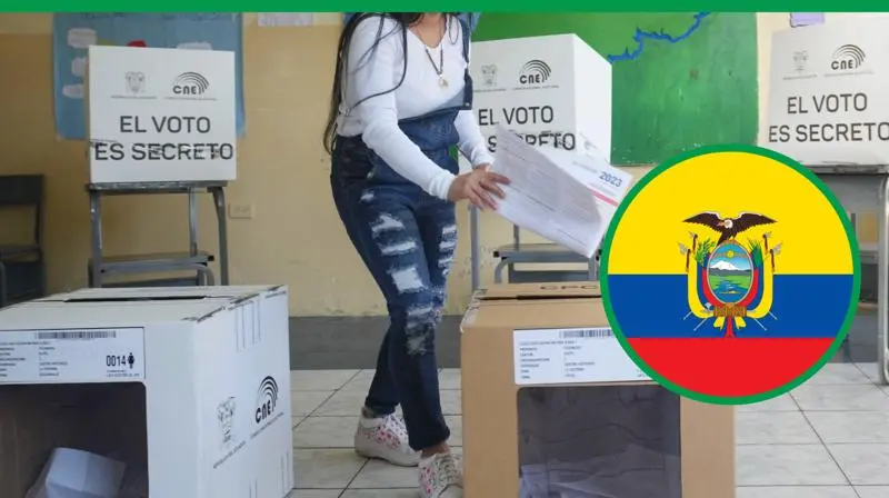 Ciudadana deposita su voto durante las preguntas del referéndum en Ecuador 2025.