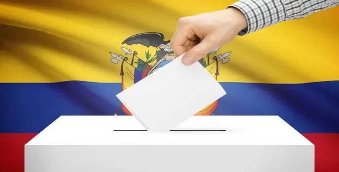 Mano depositando voto frente a la bandera nacional durante el referéndum Ecuador 2025.