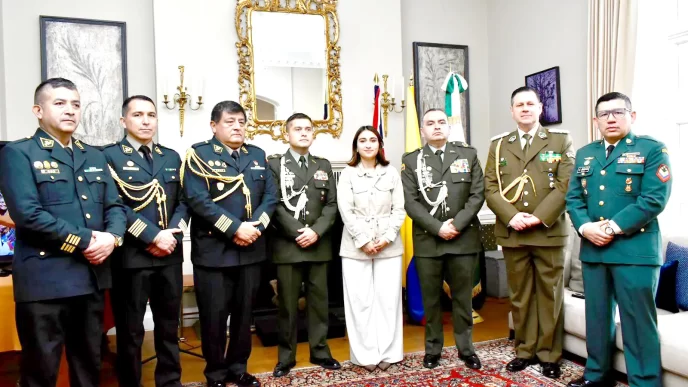 Policía Nacional de Colombia Londres en ceremonia por 134 años.