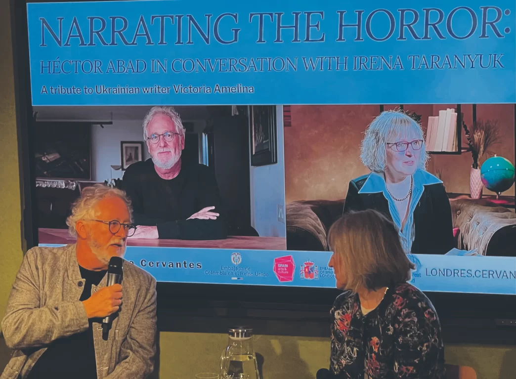 Escritor y periodista Héctor Abad durante su presentación en el Instituto Cervantes de Londres.
