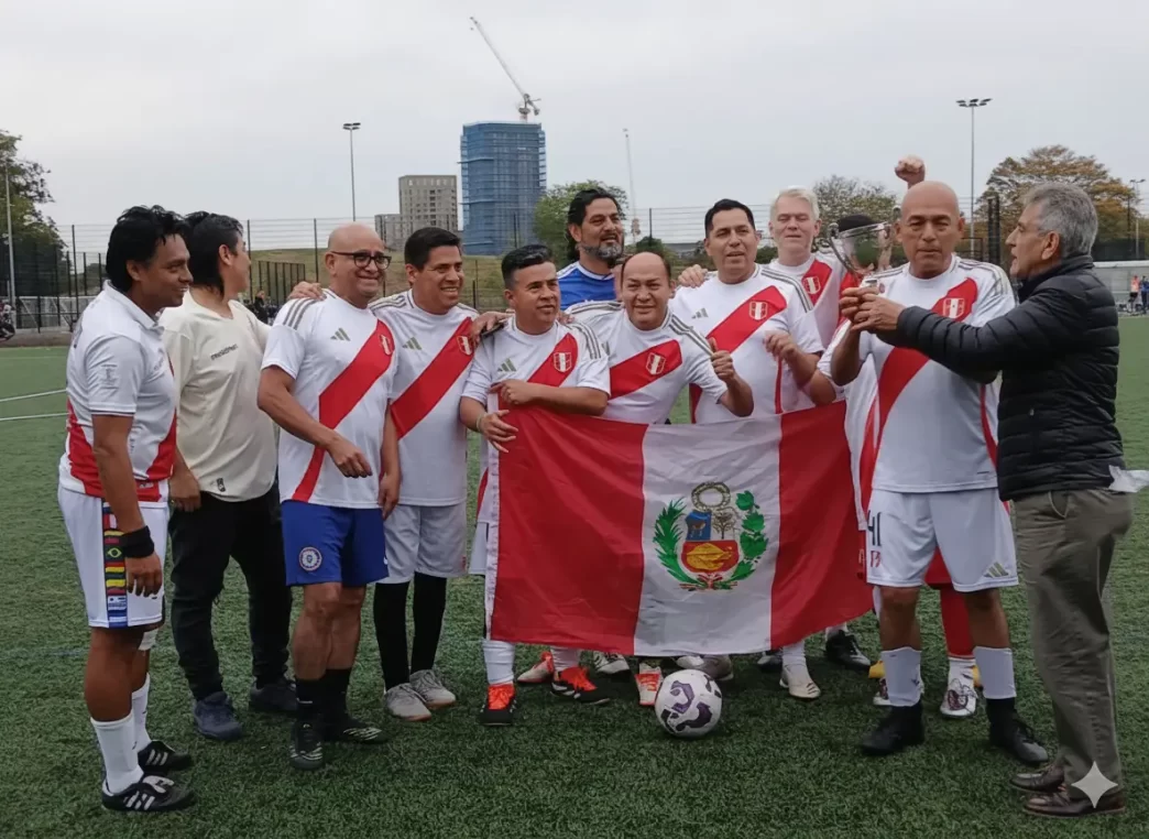 Jugadores del London Peruvians FC celebran con la bandera del Perú tras ganar el Torneo Máster +50 en Londres.