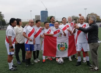 Jugadores del London Peruvians FC celebran con la bandera del Perú tras ganar el Torneo Máster +50 en Londres.