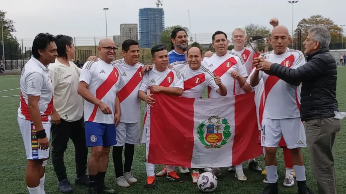 Jugadores del London Peruvians FC celebran con la bandera del Perú tras ganar el Torneo Máster +50 en Londres.