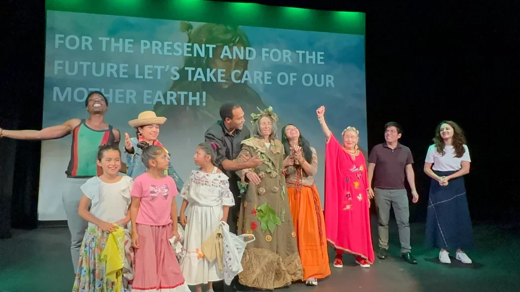 Elenco de Expresión Inka UK celebra el final de la obra Madre Tierra en Londres.