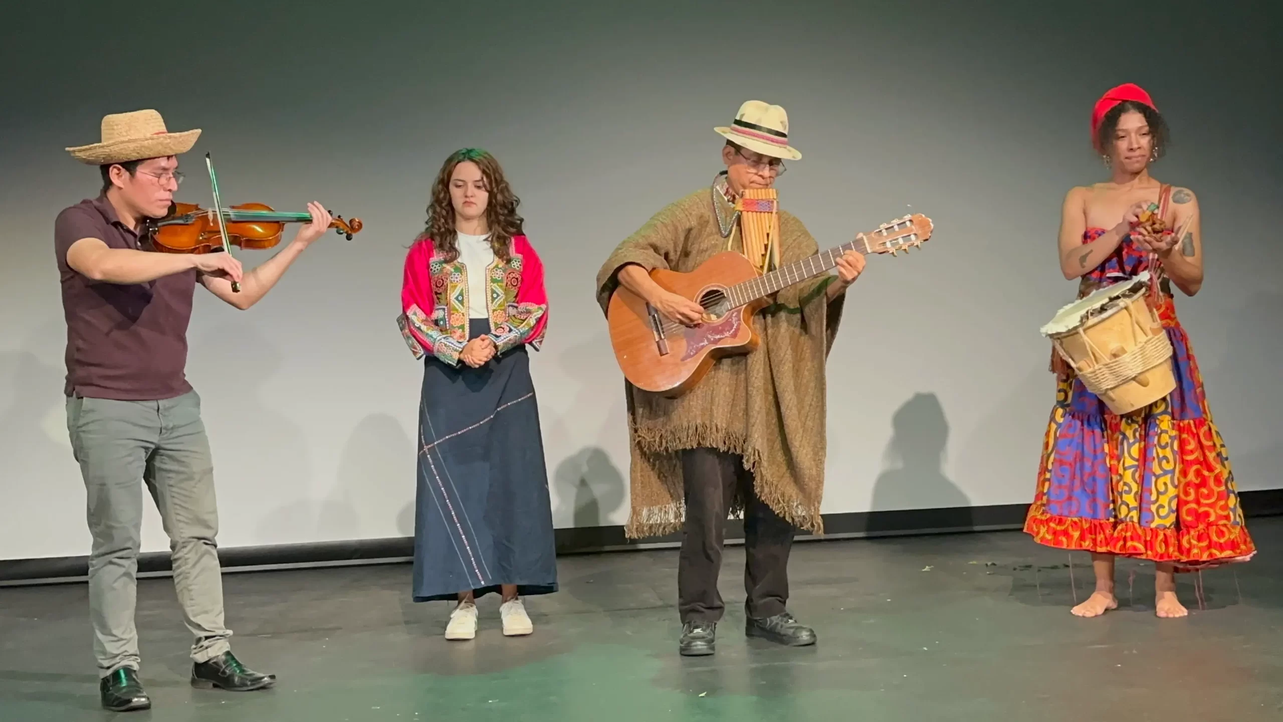 Grupo Expresión Inka UK interpretando música andina en Londres.