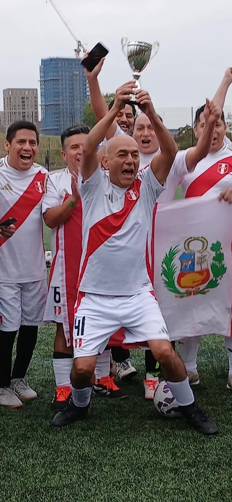 Capitán del London Peruvians FC levanta el trofeo del Torneo Máster +50 en Londres.