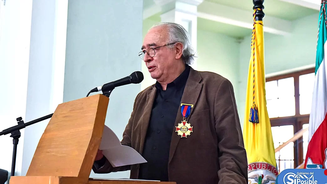 poeta colombiano Jorge Torres lee fragmentos de Urgencia en acto oficial.