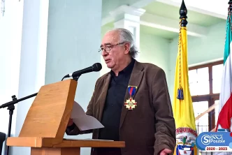 poeta colombiano Jorge Torres lee fragmentos de Urgencia en acto oficial.