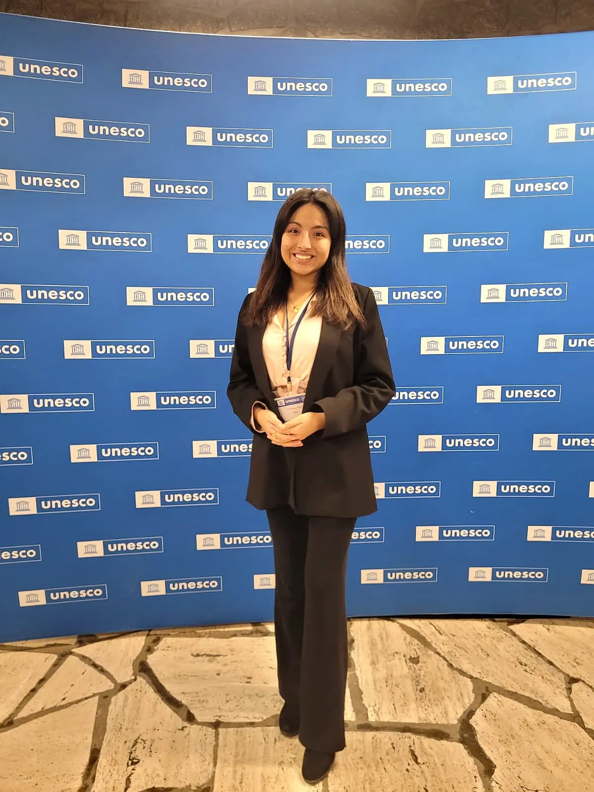 Danerine Mendieta en un evento de la UNESCO sobre educación y paz.