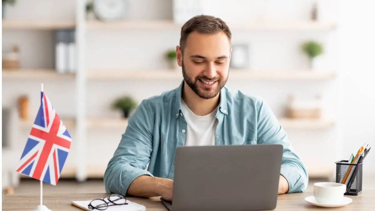 Profesional utiliza inteligencia artificial para búsqueda de empleo en Reino Unido.