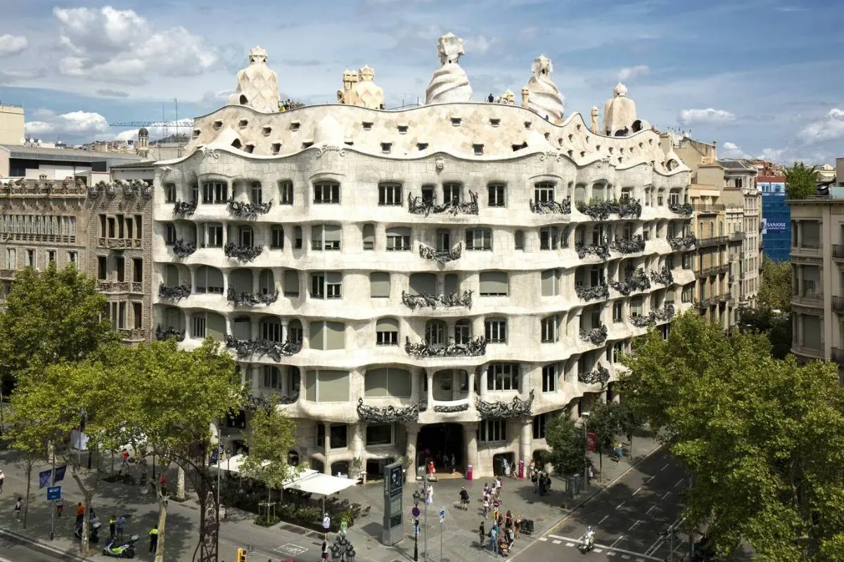 Barcelona contrastes en la fachada ondulante de La Pedrera.