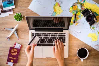 Peligros agencias en línea al comprar reservas con tarjeta y mapa mundial.