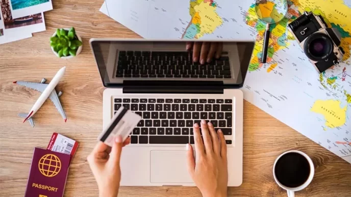 Peligros agencias en línea al comprar reservas con tarjeta y mapa mundial.