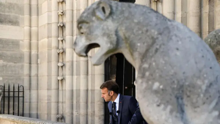 Emmanuel Macron durante un acto oficial en París en medio de la crisis económica francesa.