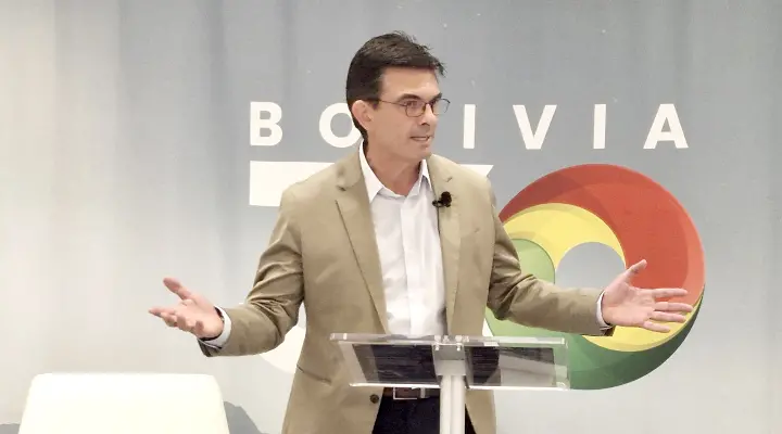 crisis latinoamericana en Bolivia durante conferencia política de Rodrigo Paz el nuevo presidente