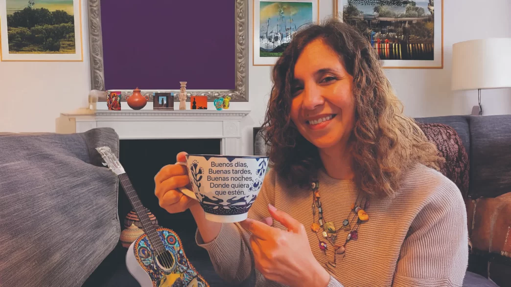 María Victoria Cristancho sostiene una taza durante su tertulia sobre Cuarenta caminos cuarenta historias migrantes en Londres.
