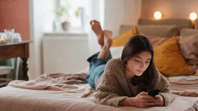 Joven practicando espiritualidad digital desde su smartphone.