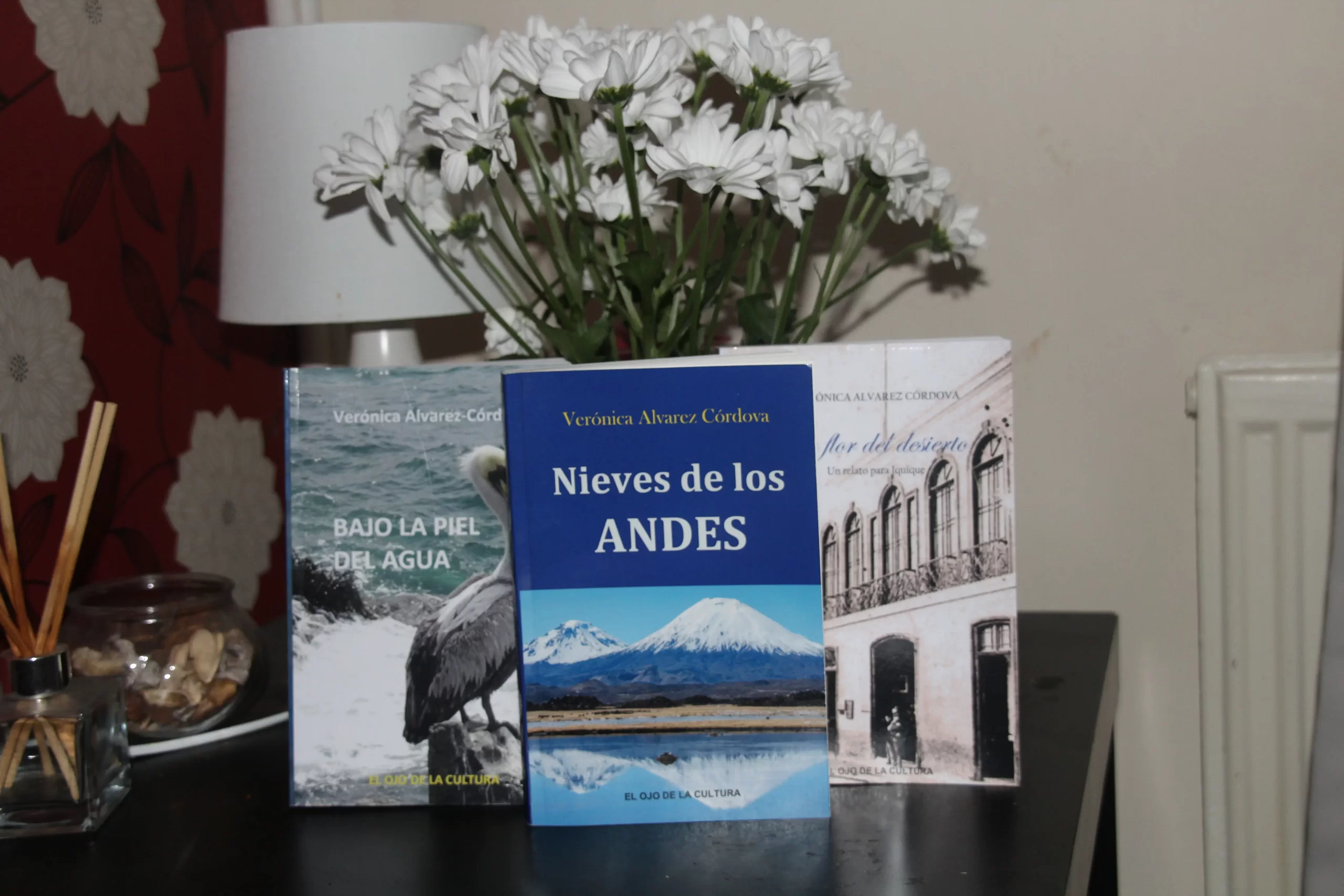 Portadas de Bajo la piel del agua, La flor del desierto y el Libro Nieves de los Andes de Verónica Álvarez-Córdova.