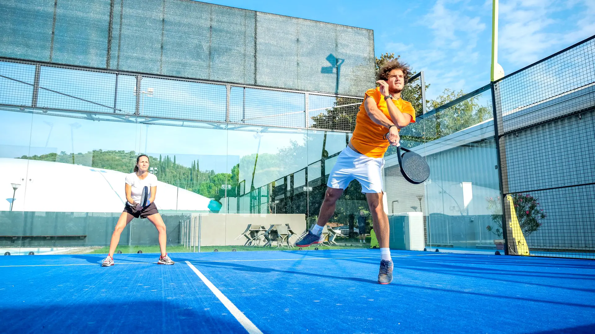 Auge del padel en juego mixto al aire libre.