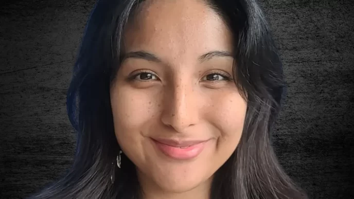 Retrato de Danerine Mendieta, politóloga peruana que promueve la paz desde la educación.