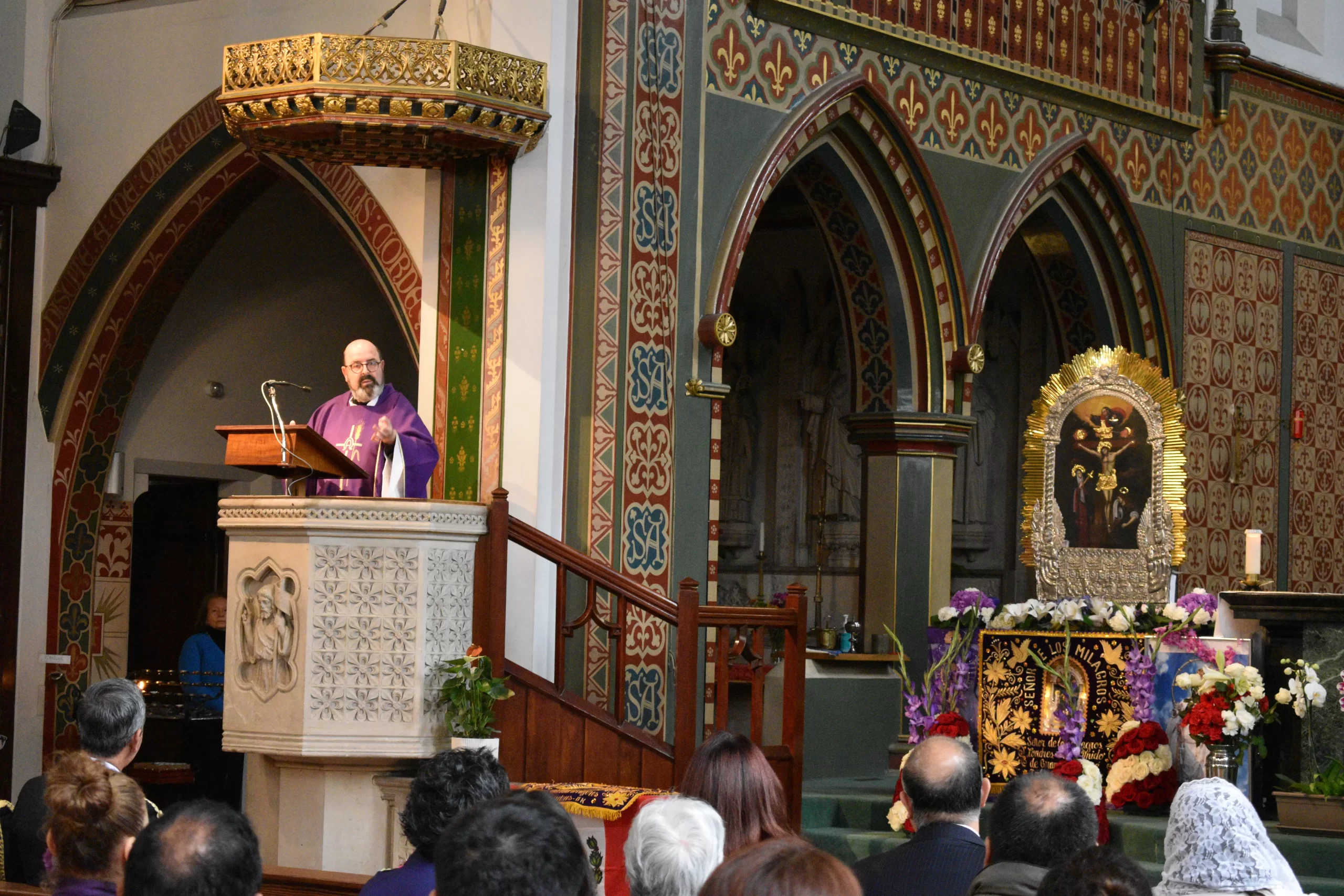 Misa del Señor de los Milagros Londres presidida por el padre Carlos Abajos.