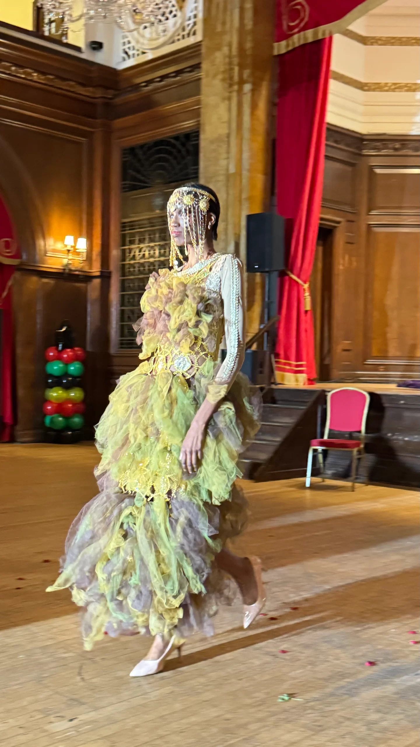 Modelo con vestido amarillo en desfile del Black History Month