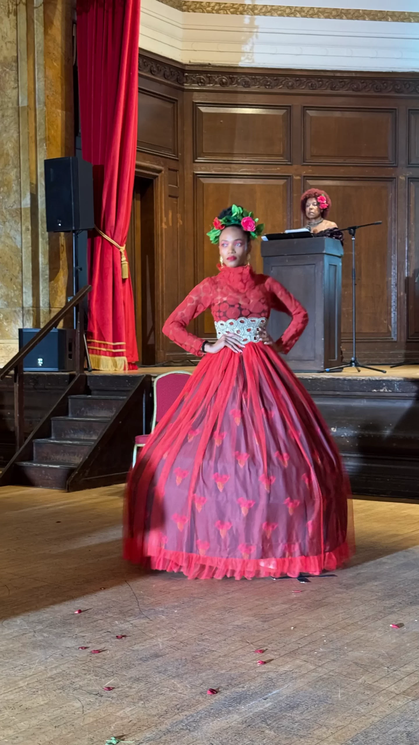 Modelo en pasarela durante el Black History Month con vestido rojo