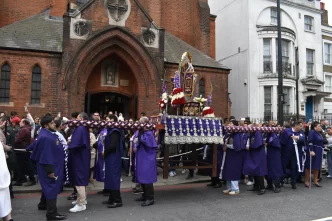 Procesión del Señor de los Milagros Londres frente a la iglesia St. Anne.
