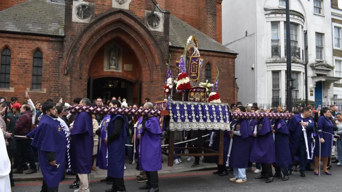 Procesión del Señor de los Milagros Londres frente a la iglesia St. Anne.