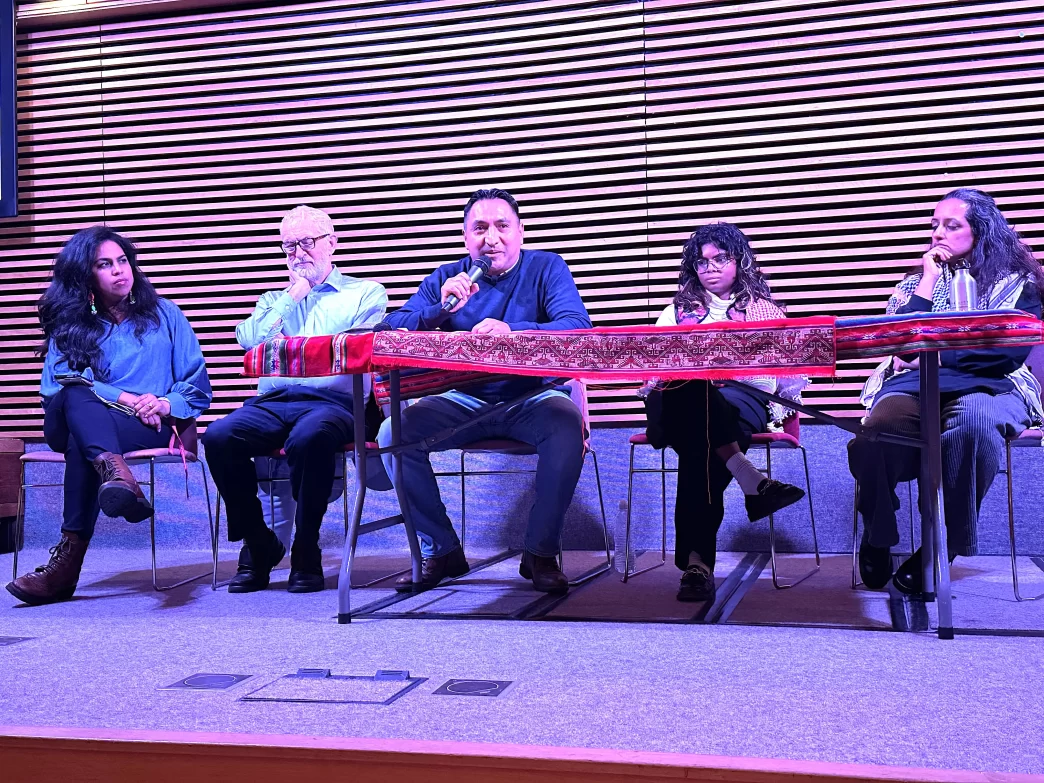 Panel del foro Migrantes refugiados y solidaridad internacional en Londres con Jeremy Corbyn y líderes comunitarios.
