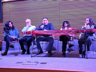 Panel del foro Migrantes refugiados y solidaridad internacional en Londres con Jeremy Corbyn y líderes comunitarios.