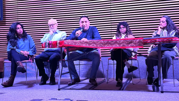 Panel del foro Migrantes refugiados y solidaridad internacional en Londres con Jeremy Corbyn y líderes comunitarios.