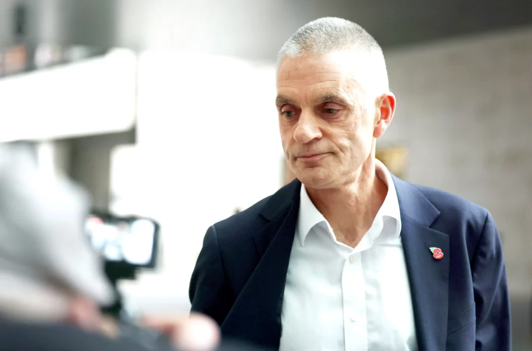 Tim Davie director general durante la crisis en la BBC por documental.