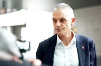 Tim Davie director general durante la crisis en la BBC por documental.