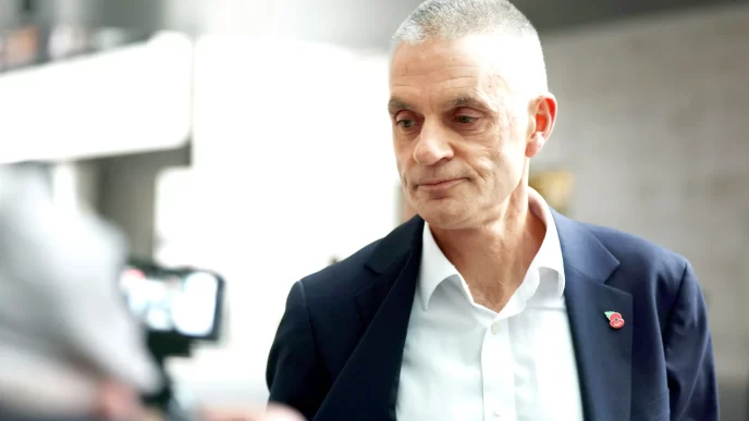 Tim Davie director general durante la crisis en la BBC por documental.