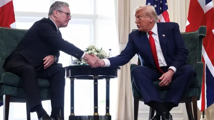 Reunión oficial vinculada a la cooperación Reino Unido-EEUU con representantes estrechando manos.