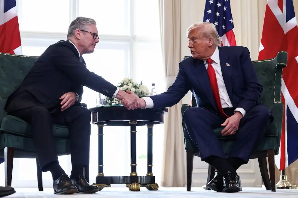 Reunión oficial vinculada a la cooperación Reino Unido-EEUU con representantes estrechando manos.